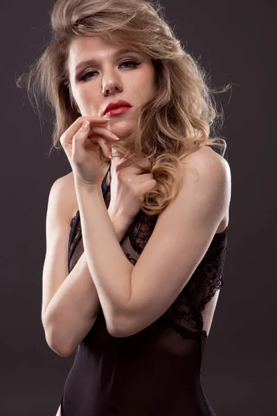Femme sexy, belle et séduisante avec un corps mince magnifique, habillée en sous-vêtements, posant dans un studio sombre. — Photo
