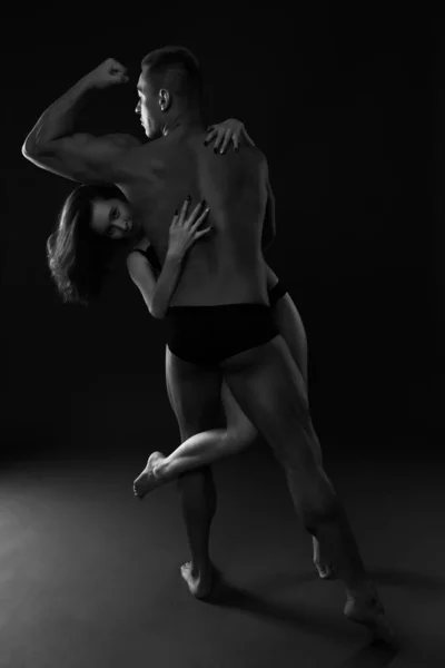 Сексуальная Пара Фотографии Страстных Молодых Людей Акробатических Позах Черно Белое — стоковое фото