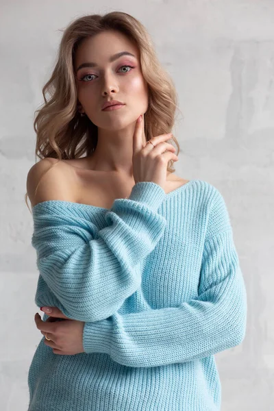 스웨터를 배경에 클로즈업 모델의 — 스톡 사진