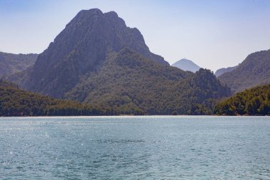 Yeşil Kanyon, Türkiye 'nin başlıca ilgi alanlarından biridir. Türkiye 'nin doğal güzelliği. Dağlar, yeşil çamlar, turkuaz göl. Ormanlı, ağaçlı dağ manzarası.