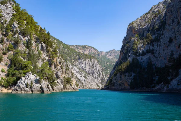 Yeşil Kanyon, Türkiye 'nin başlıca ilgi alanlarından biridir. Türkiye 'nin doğal güzelliği. Dağlar, yeşil çamlar, turkuaz göl. Ormanlı, ağaçlı dağ manzarası.