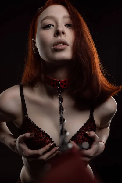 Mooi sexy meisje in ondergoed en met een ketting kraag om haar nek — Stockfoto