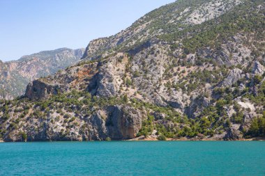 Türkiye Yeşil Kanyonu 'nun yatay manzarası. Türkiye 'nin doğal güzelliği. Dağlı ve ormanlı yaz manzarası, turkuaz göl. Kayaların arasındaki güzel dağ gölü.