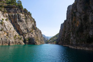 Türkiye Yeşil Kanyonu 'nun yatay manzarası. Türkiye 'nin doğal güzelliği. Dağlı ve ormanlı yaz manzarası, turkuaz göl. Kayaların arasındaki güzel dağ gölü.