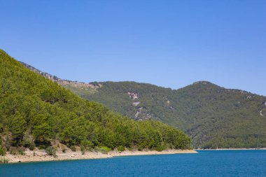 Yeşil Kanyon Türkiye 'de turistik bir merkezdir. Resimli kayalar rezervuarın en saf sularıyla yıkanır. Türkiye, Haziran 2021