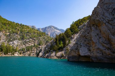 Yeşil Kanyon Türkiye 'de turistik bir merkezdir. Resimli kayalar rezervuarın en saf sularıyla yıkanır. Türkiye, Haziran 2021