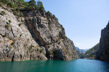 Yeşil Kanyon Türkiye 'de turistik bir merkezdir. Resimli kayalar rezervuarın en saf sularıyla yıkanır. Türkiye, Haziran 2021