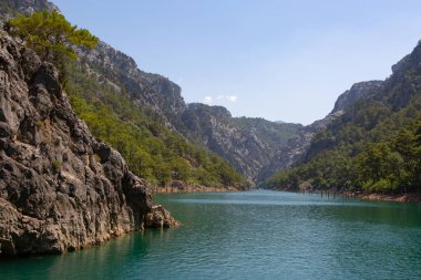 Yeşil Kanyon Türkiye 'de turistik bir merkezdir. Resimli kayalar rezervuarın en saf sularıyla yıkanır. Türkiye, Haziran 2021
