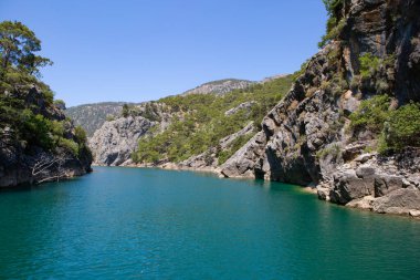 Yeşil Kanyon Türkiye 'de turistik bir merkezdir. Resimli kayalar rezervuarın en saf sularıyla yıkanır. Türkiye, Haziran 2021