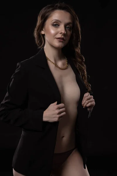 Portret Seksownej Pełnowymiarowej Kobiety Pozującej Czarnym Tle Topless Kurtce Zakrywającej — Zdjęcie stockowe