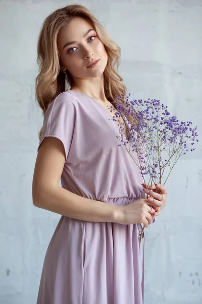 Retrato Uma Mulher Encantadora Sexy Uma Blusa Branca Com Uma — Fotografia de Stock