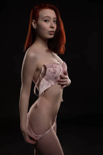 レースの下着で美しいセクシーな赤髪の女の子 暗い背景のスタジオ写真 — ストック写真