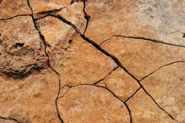 Kum taşı dokusunda çatlak, yakın çekim, kırık. Benagil plajı, Portuga.