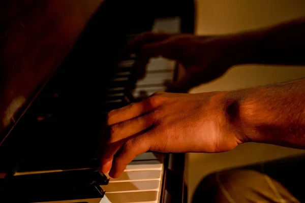 Male Hairy Hands Guy Playing Piano Fingers Close Horizontal Imag — Stock Photo, Image
