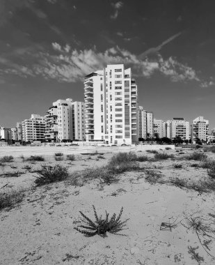 Çöl kumulları arasında şehir inşaatı. İsrail 'deki Holon şehrinin yeni bir bölgesinde konut inşaatı.
