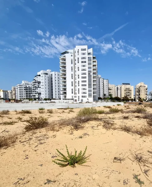 Çöl kumulları arasında şehir inşaatı. İsrail 'deki Holon şehrinin yeni bir bölgesinde konut inşaatı.