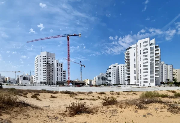 Çöl kumulları arasında şehir inşaatı. İsrail 'deki Holon şehrinin yeni bir bölgesinde konut inşaatı.
