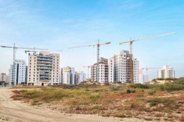 Çöl kumulları arasında şehir inşaatı. İsrail 'deki Holon şehrinin yeni bir bölgesinde konut inşaatı.