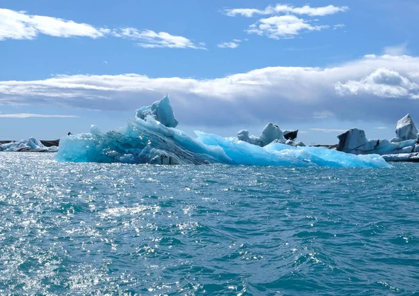 Ένα Τεράστιο Κομμάτι Από Διάφανο Μπλε Και Τυρκουάζ Πάγο Είναι — Φωτογραφία Αρχείου