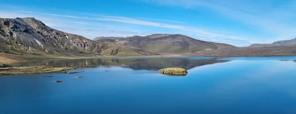 山のアイスランドの美しい風景 明るい青と青の光の雲 貯水池の巨大な平らな表面に反映されます — ストック写真
