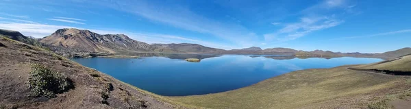 冰岛美丽的山景 明亮的蓝天 明亮的云彩 映衬在一个巨大平坦的水库表面上 — 图库照片