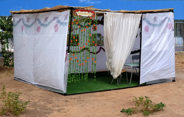 Sukkah ya da succah, bir haftalık Yahudi festivali Sukkot sırasında kullanılmak üzere inşa edilmiş geçici bir barakadır. Dallarla kaplıdır ve genellikle sonbahar, hasat veya Yahudi temalarıyla süslenir.
