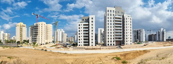 Çöl kumulları arasında şehir inşaatı. İsrail 'deki Holon şehrinin yeni bir bölgesinde konut inşaatı.