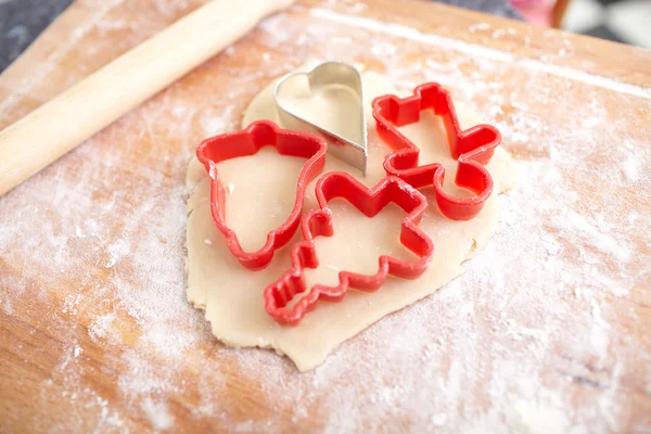 Fare biscotti per decorazioni natalizie, cucina in un backgrou — Foto Stock