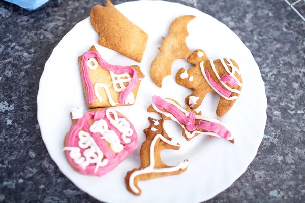 Biscotti al forno per la decorazione di Halloween, cucina su sfondo — Foto Stock