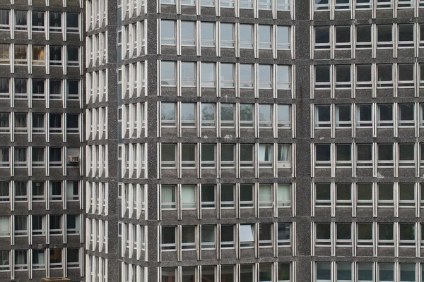 与许多 windows 的摩天大楼 — 图库照片