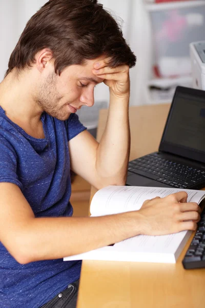 Jonge knappe man met laptop en boek, achtergrond — Stockfoto
