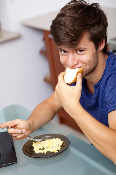 Junger attraktiver glücklicher Kerl in einer Küche. Hintergrund — Stockfoto