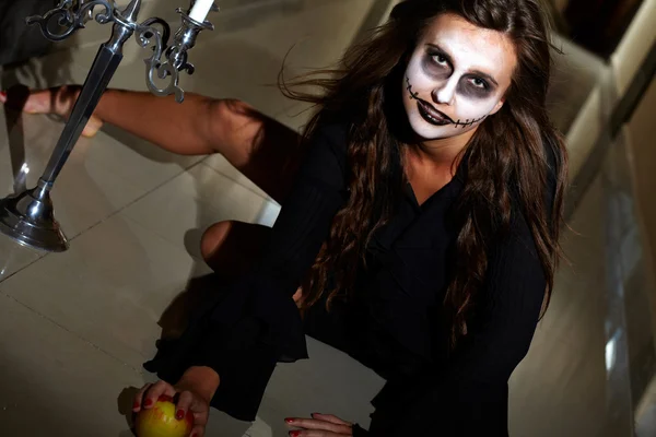 Porträt eines jungen Halloween-Mädchens mit Make-up — Stockfoto