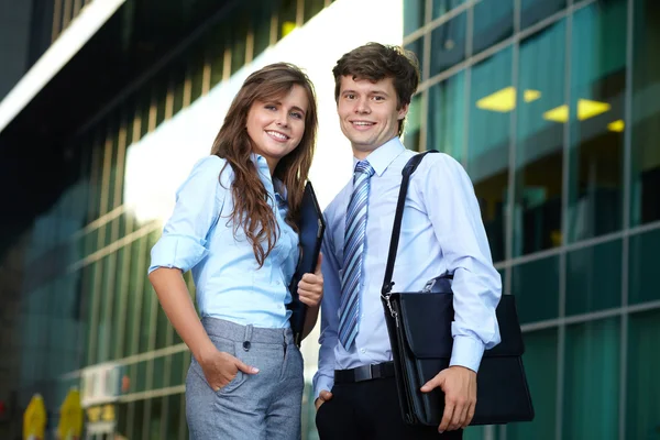 Retrato de una pareja joven de negocios, sesión al aire libre —  Fotos de Stock