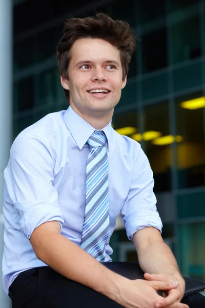 Retrato de hombre de negocios atractivo guapo, sesión al aire libre — Foto de Stock