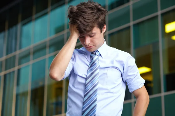 Retrato de chateado estressado bonito empresário, fundo — Fotografia de Stock