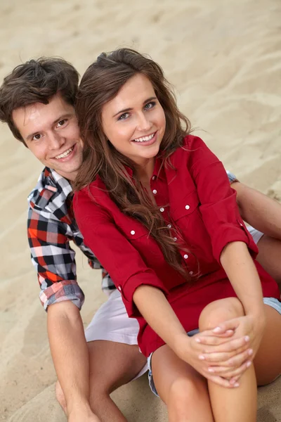 Retrato de una feliz pareja joven divirtiéndose en la playa — Foto de Stock