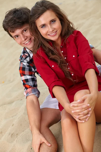 Retrato de una feliz pareja joven divirtiéndose en la playa — Foto de Stock