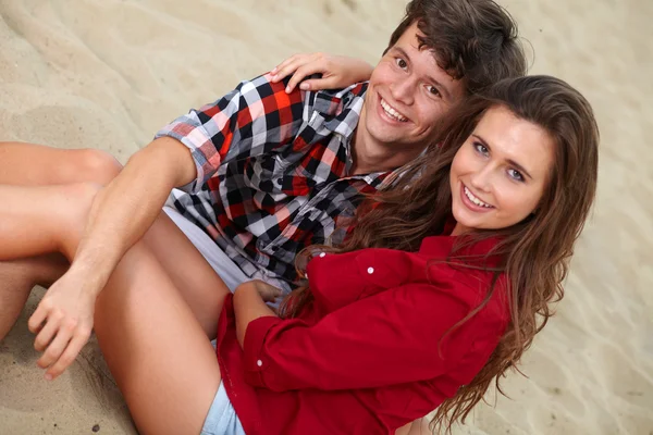 Retrato de um jovem casal feliz se divertindo na praia — Fotografia de Stock