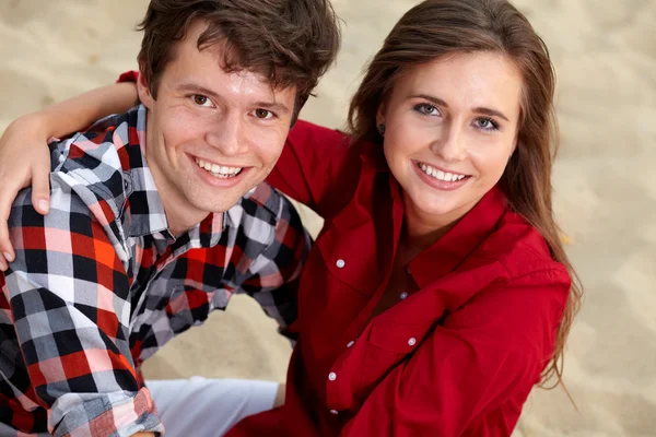 Portrait d'un jeune couple heureux s'amusant à l'extérieur — Photo