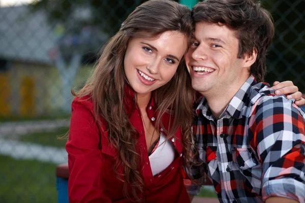 Portrait d'un jeune couple heureux s'amusant à l'extérieur — Photo