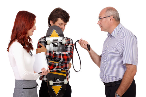 Строгий отец наказывает своего маленького сына и дочь, изолированных от W
