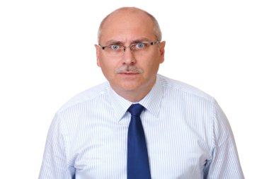 mavi gömlekli camın arkasından bakarak sürpriz üst düzey iş adamı