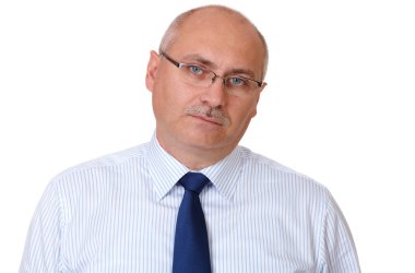 mavi gömlekli gözlüklerle bakıyor sıkılmış üst düzey iş adamı,