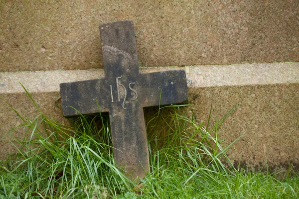 Vieille croix sur une herbe — Photo