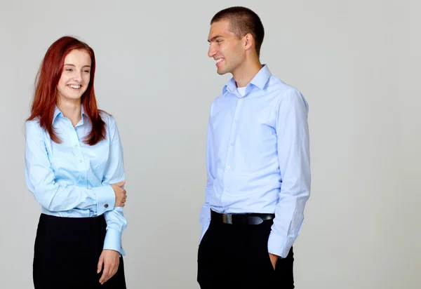 Attraente donna d'affari che parla con la sua collega, isolato su — Foto Stock