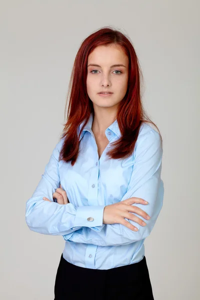 Jolie femme d'affaires debout avec les mains pliées, isolé sur gr — Photo