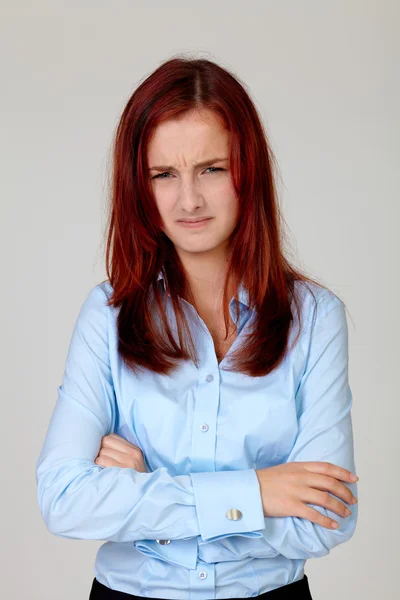 Boos mooie zakenvrouw permanent met handen gevouwen, geïsoleerd — Stockfoto