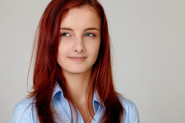 Mujer de negocios bastante sonriente mirando hacia arriba en camisa azul, aislado — Foto de Stock