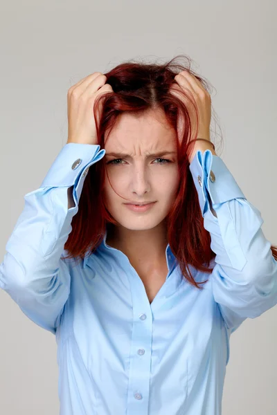 Gefrustreerd mooie zakenvrouw met handen op haar hoofd, geïsoleerd — Stockfoto